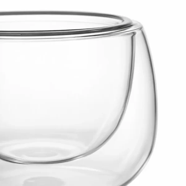 כוס זכוכית דופן כפולה שומרת על בידוד מהיד ועל הקפה או תה חמים צילום תקריב